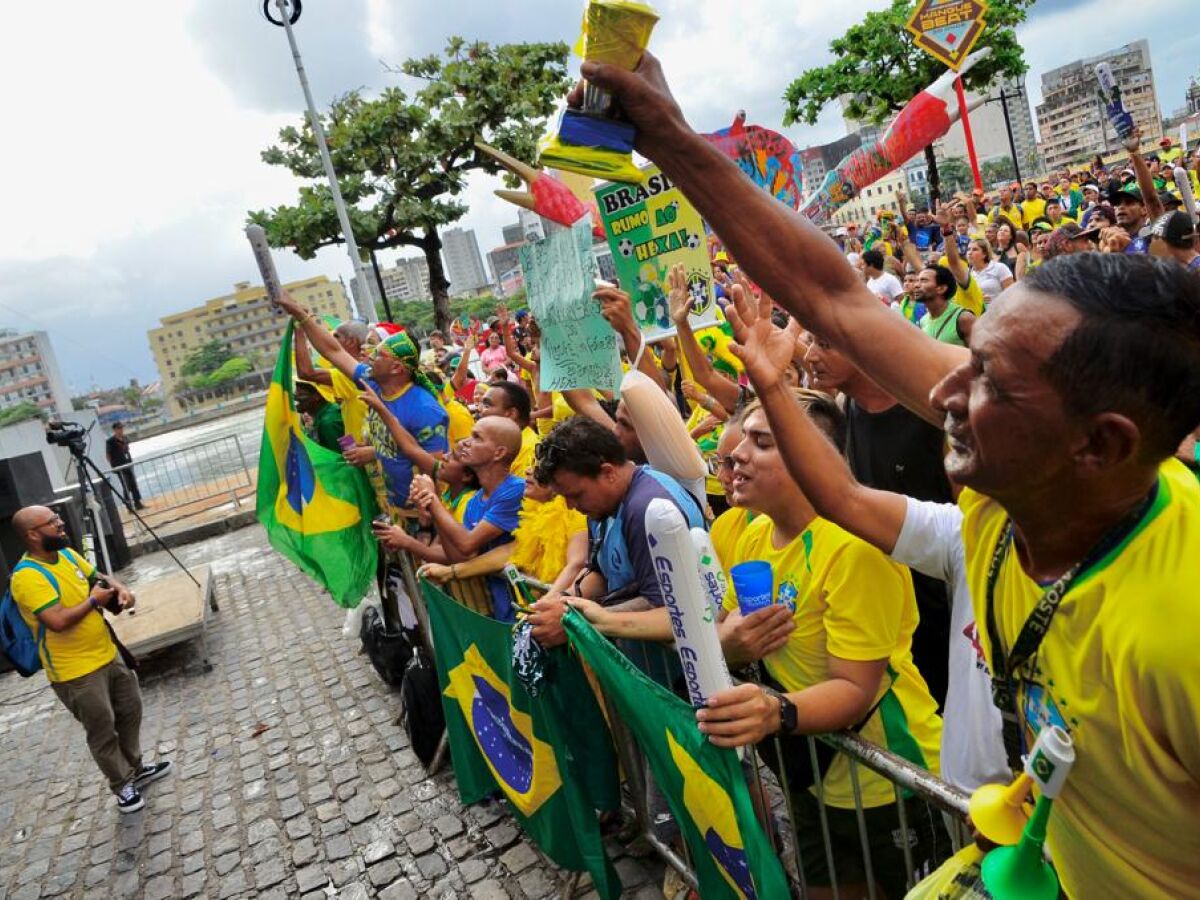 Torcida comemora conquista da Seleção no Centro do Recife com