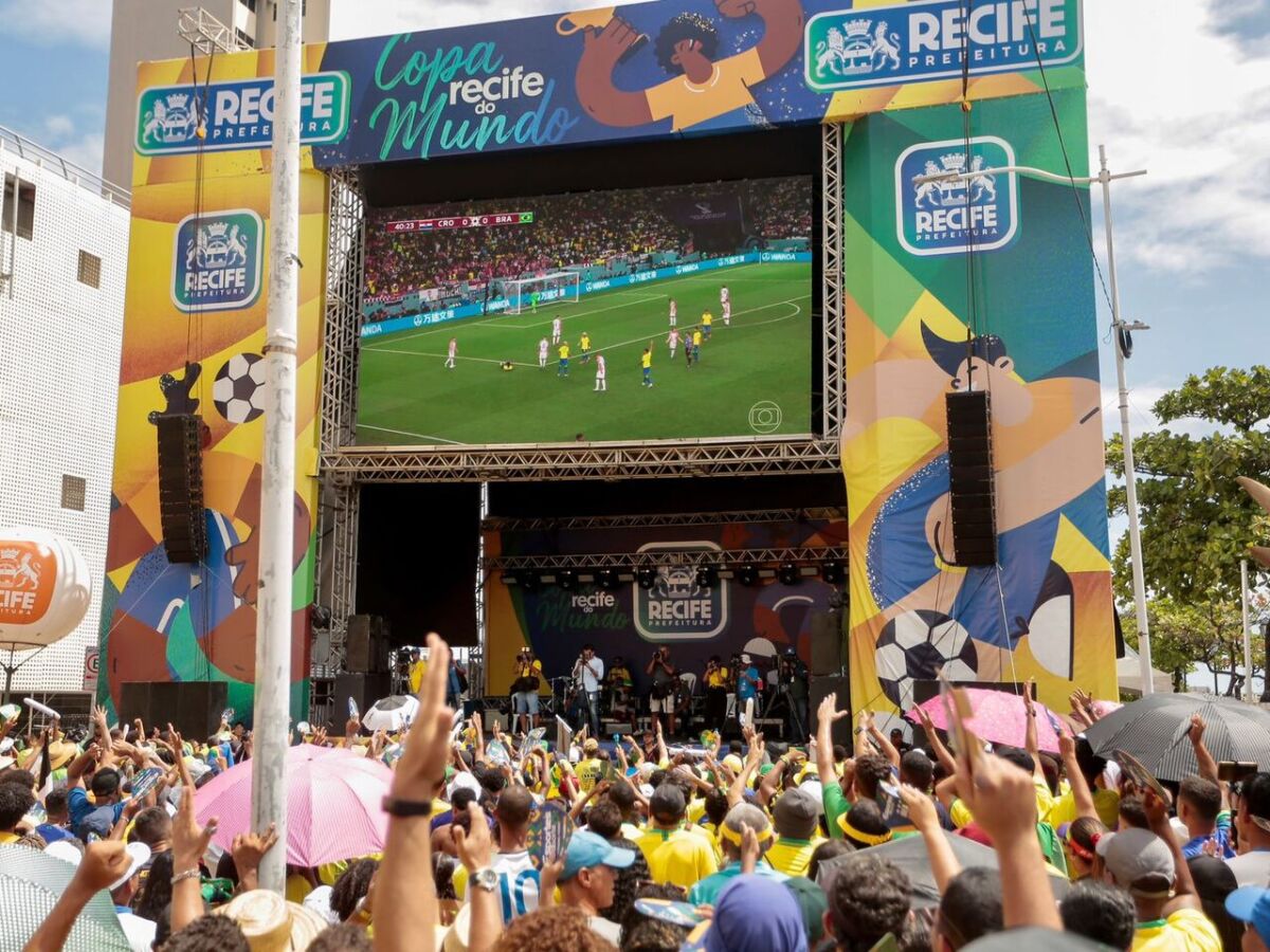 Chuva não atrapalha festa da torcida no Recife com a 2ª vitória do Brasil  na Copa do Mundo, Pernambuco