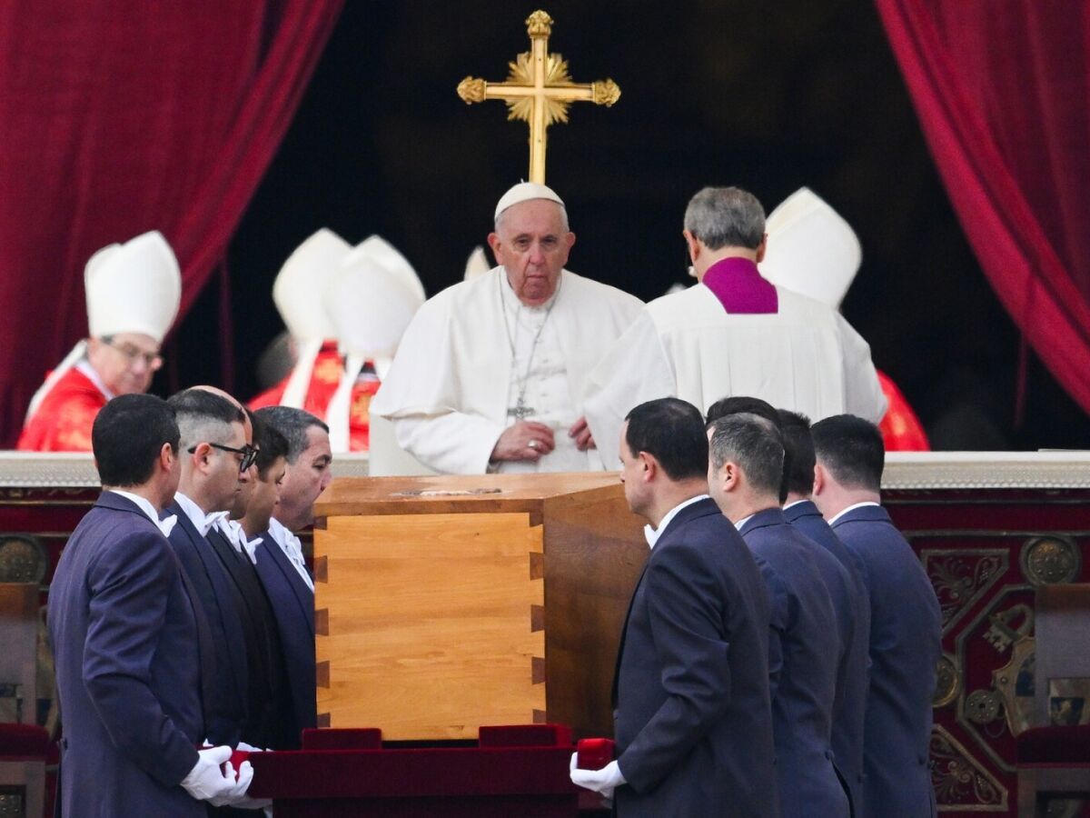 Francisco homenageia Bento XVI, 1º papa da era moderna a renunciar