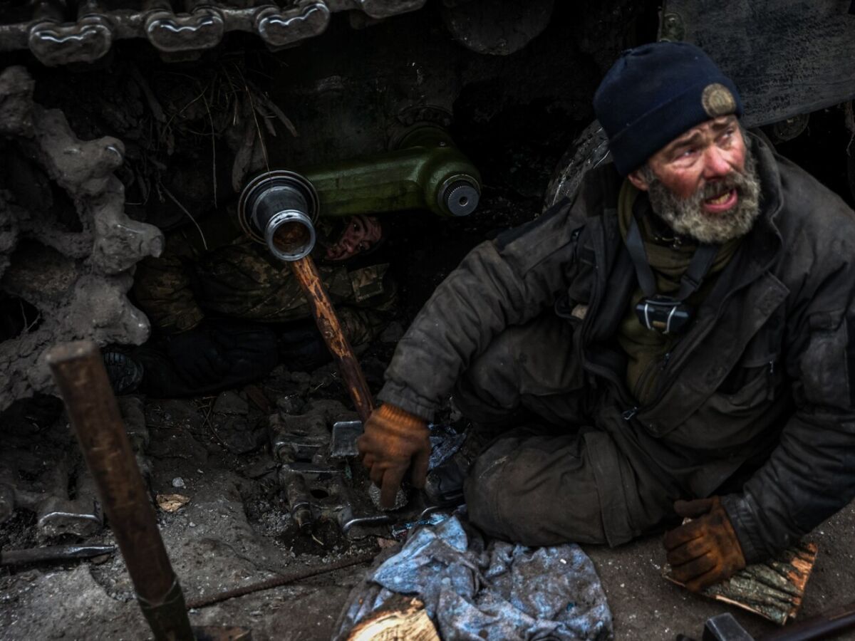 Militares ucranianos consertam um tanque perto de Kreminna, região de Lugansk, em 12 de janeiro de 2023, em meio à invasão russa da Ucrânia