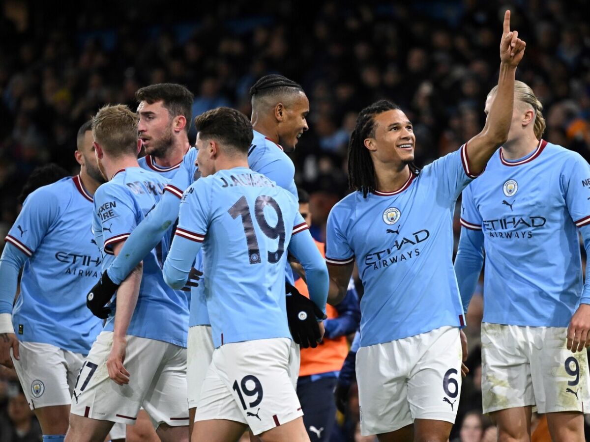 Jogadores do Arsenal entram em quarentena; jogo contra City é