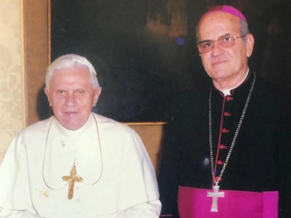 Francisco homenageia Bento XVI, 1º papa da era moderna a renunciar