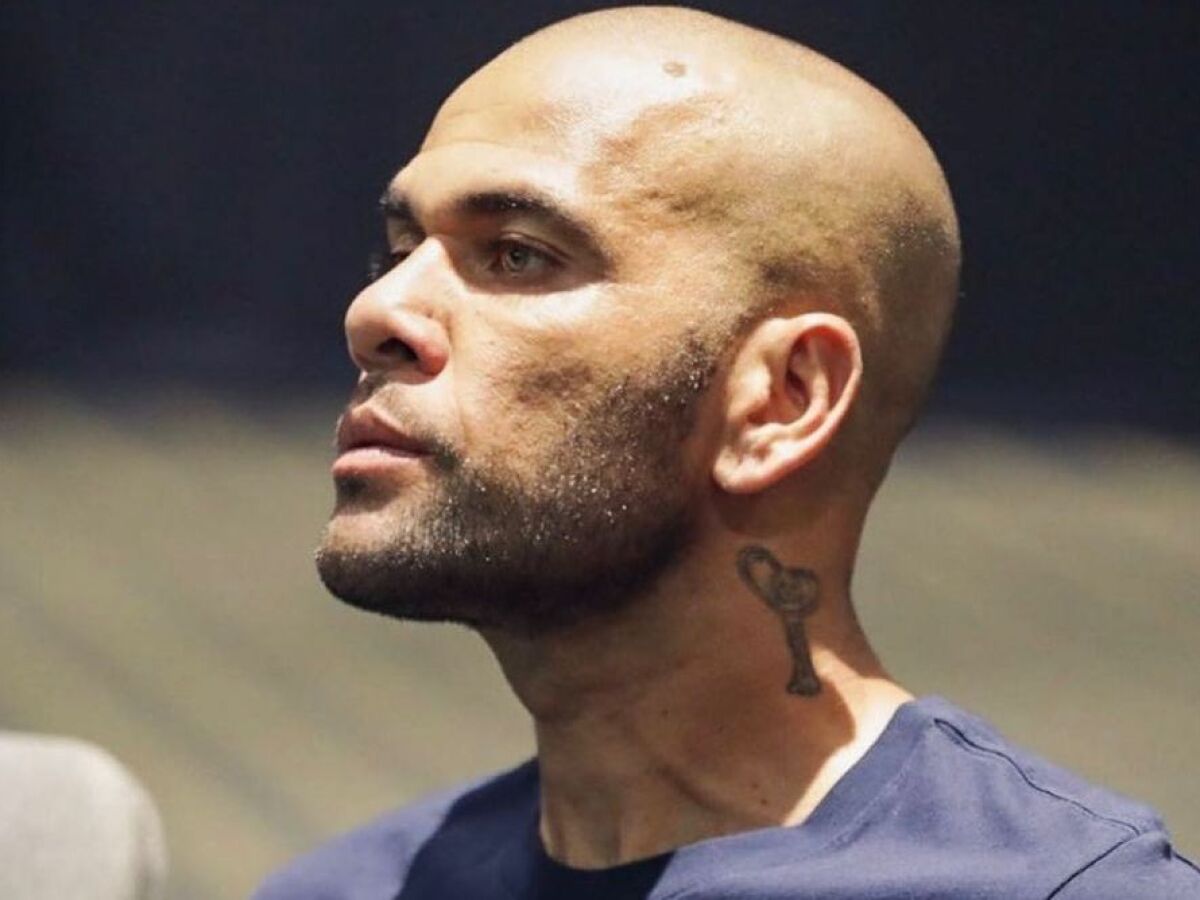 Imagens revelam que Daniel Alves ficou 15 minutos trancado no banheiro com  mulher que o acusa - Folha PE