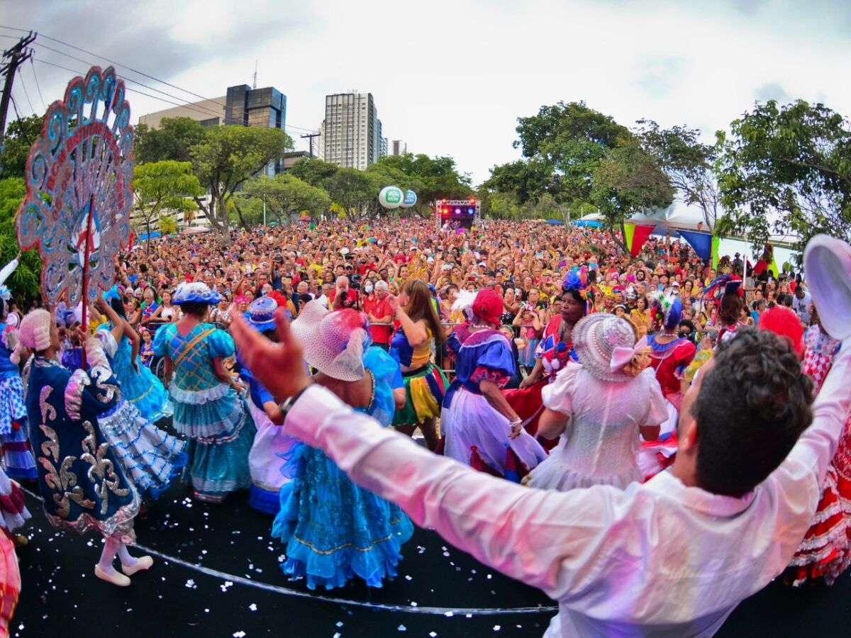 Para sobreviver, bailes de Carnaval se aliam a blocos de rua - 23/02/2020 -  Cotidiano - Folha