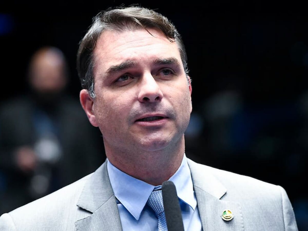 DELGATTI FICA EM SILÊNCIO DURANTE QUESTIONAMENTOS DE FLÁVIO BOLSONARO NA  CPMI 