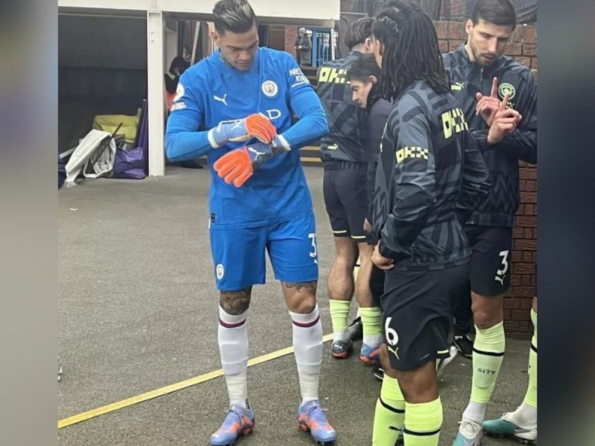 Ederson usa meia de time adversário em jogo do Manchester City na