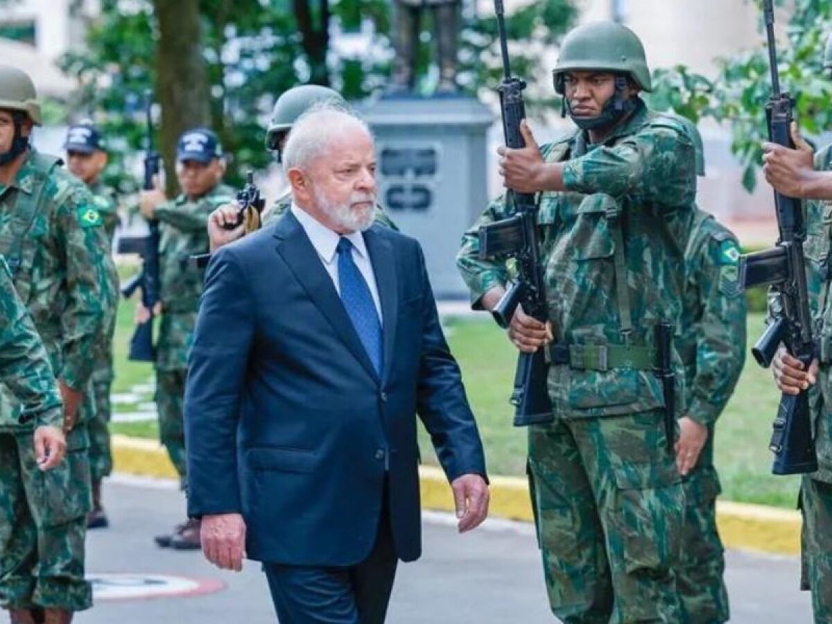 Folha: Lula demite comandante do Exército após crise de confiança