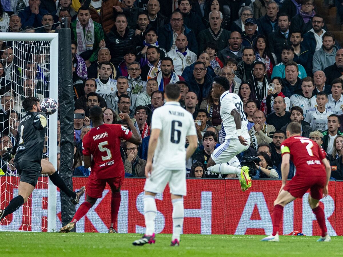 Com gol de Vinícius Júnior, Real Madrid vence Liverpool e