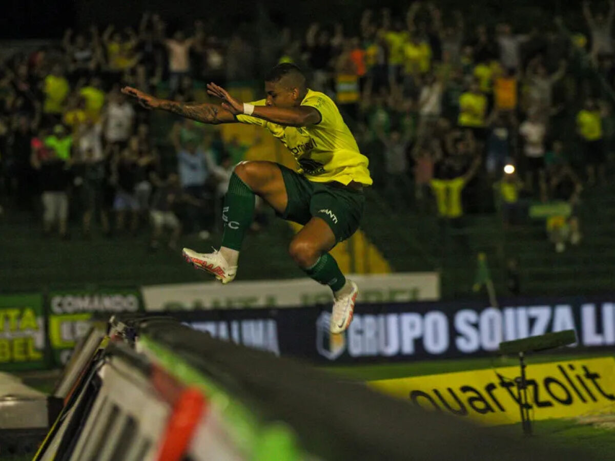 Jogos do Brasil na Copa Feminina vão alterar expediente em Maringá