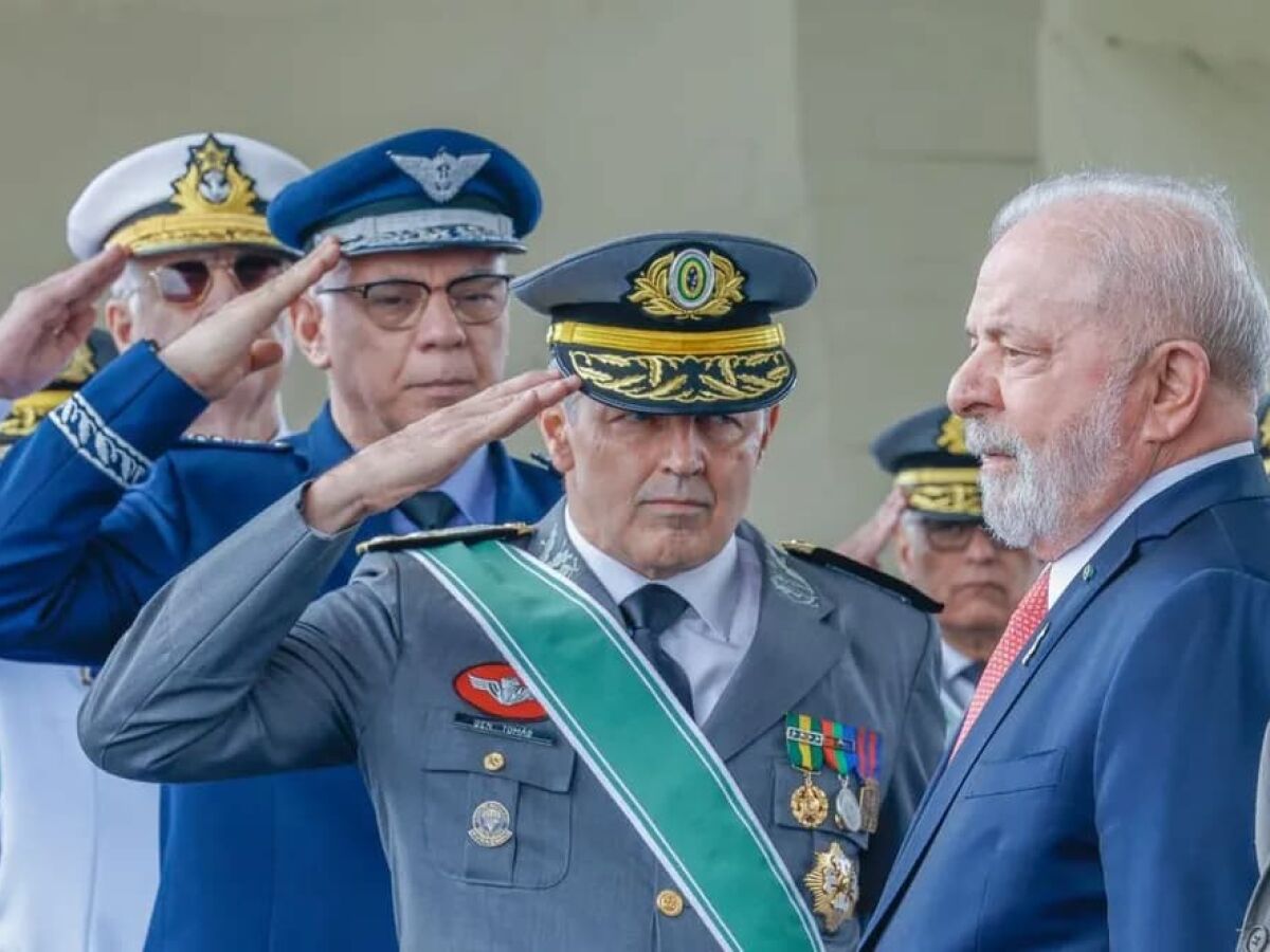 General Tomás e demais comandantes em cerimônia do Dia do Exército: continência ao presidente Lula 
