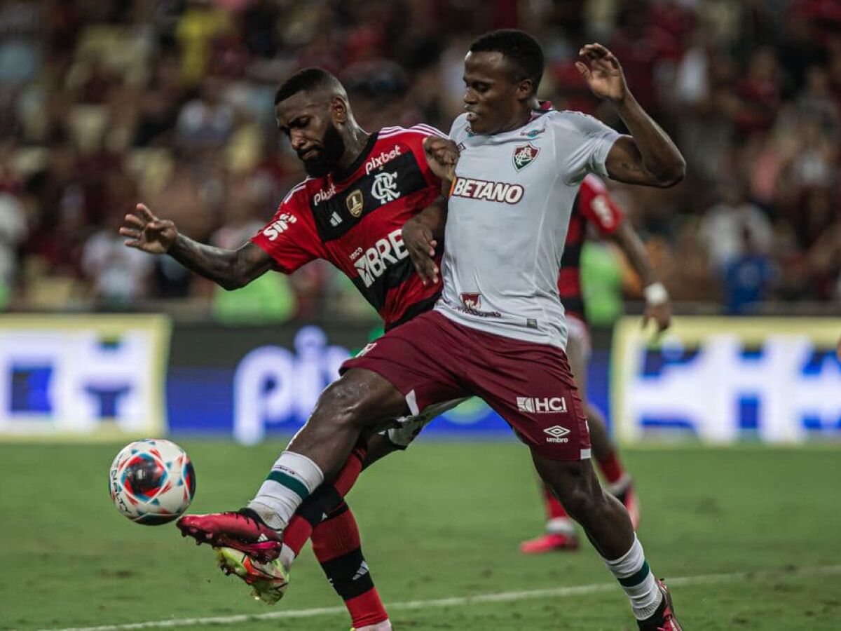 Ayrton Lucas chega ao Rio e comemora acerto com o Flamengo: 'Não