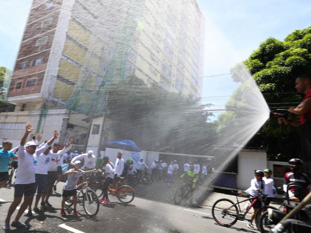 Passeio ciclístico da Alepe contou com banho de mangueira
