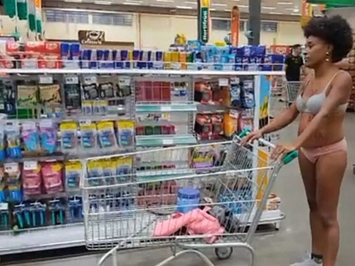 Mulher tira a roupa em supermercado após ser perseguida por um segurança:  