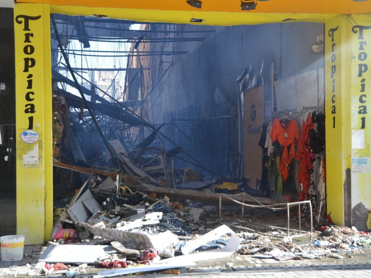 Bombeiros ainda apagam focos de incêndio na loja Tropical