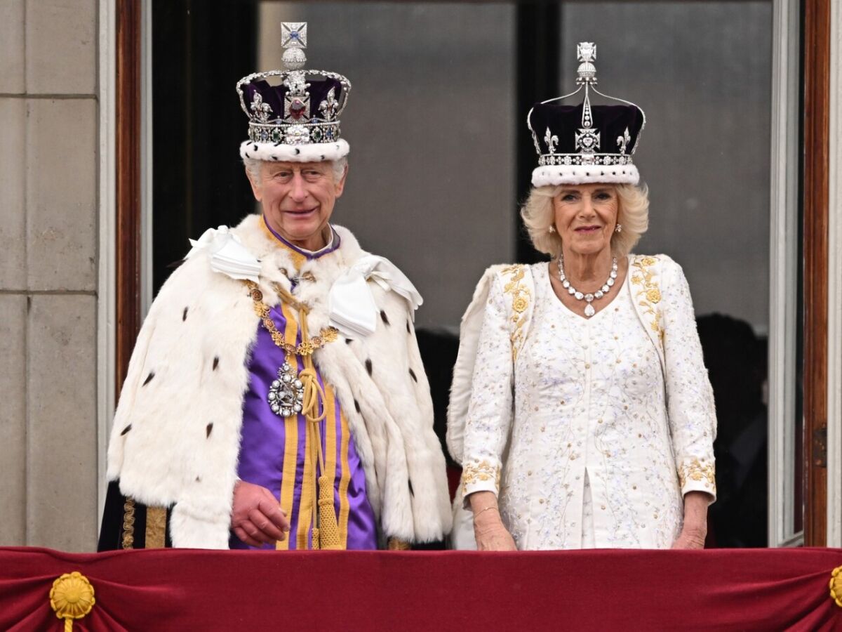 Reino Unido coroa o rei Charles III em um dia histórico; veja fotos - Folha  PE