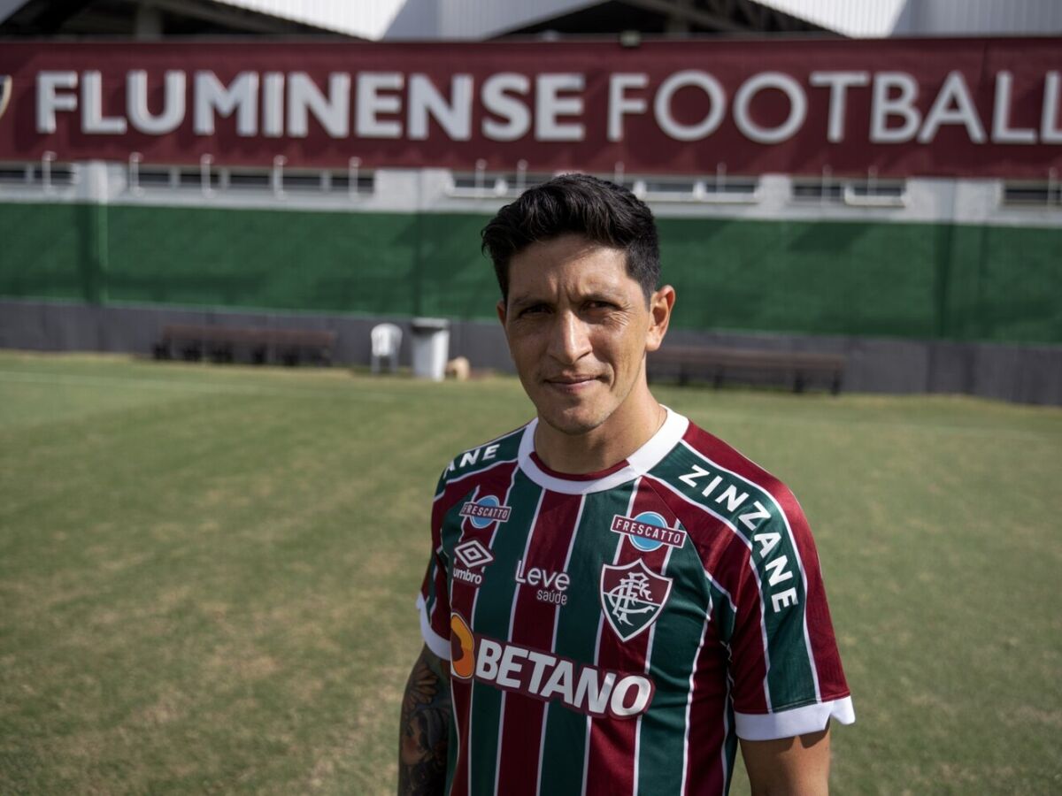 Fluminense joga em ritmo de treino, bate The Strongest e lidera