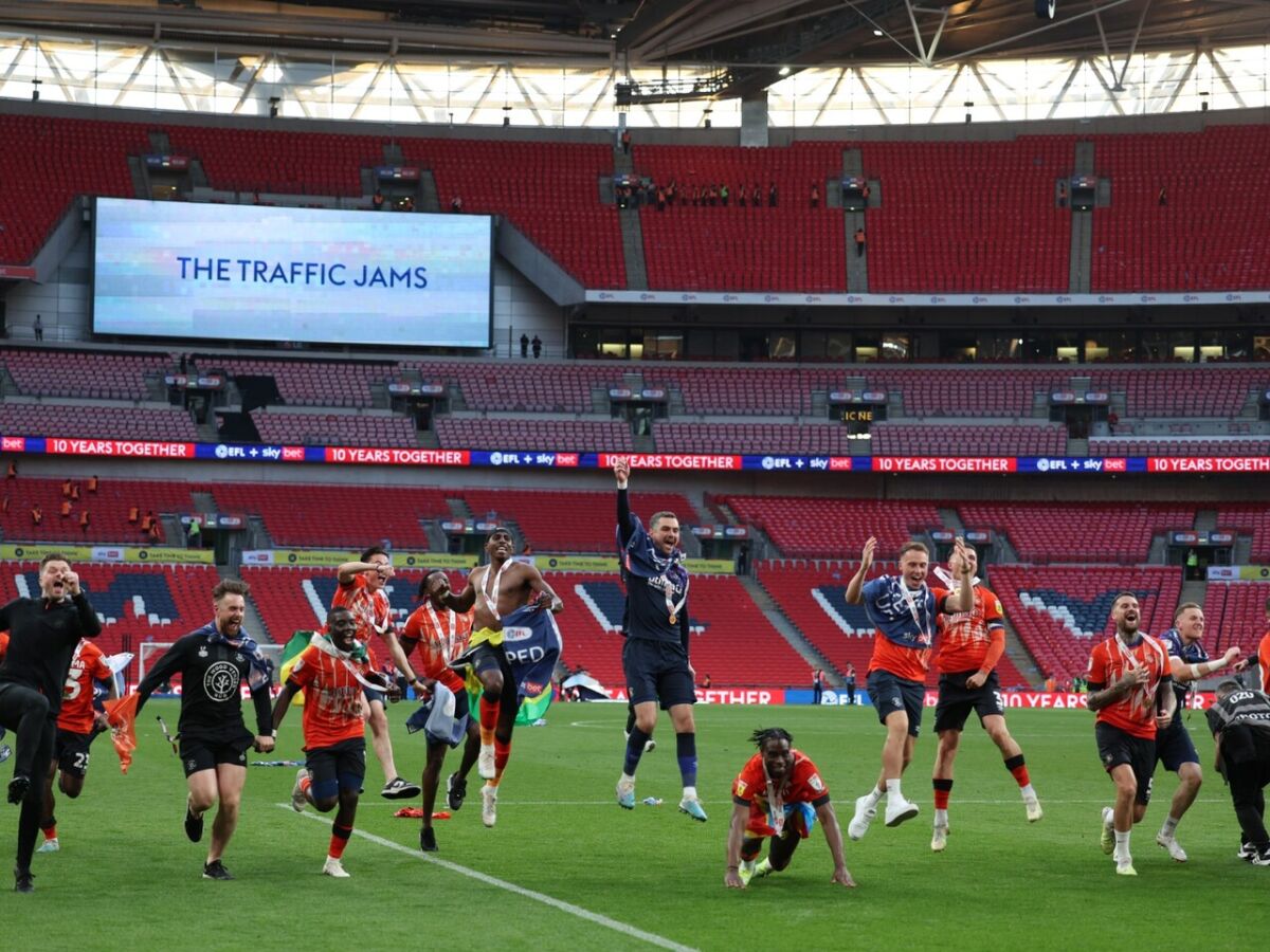 CONHEÇA A HISTÓRIA DO LUTON TOWN - O CLUBE VAI DISPUTAR A PREMIER LEAGUE  PELA PRIMEIRA VEZ 