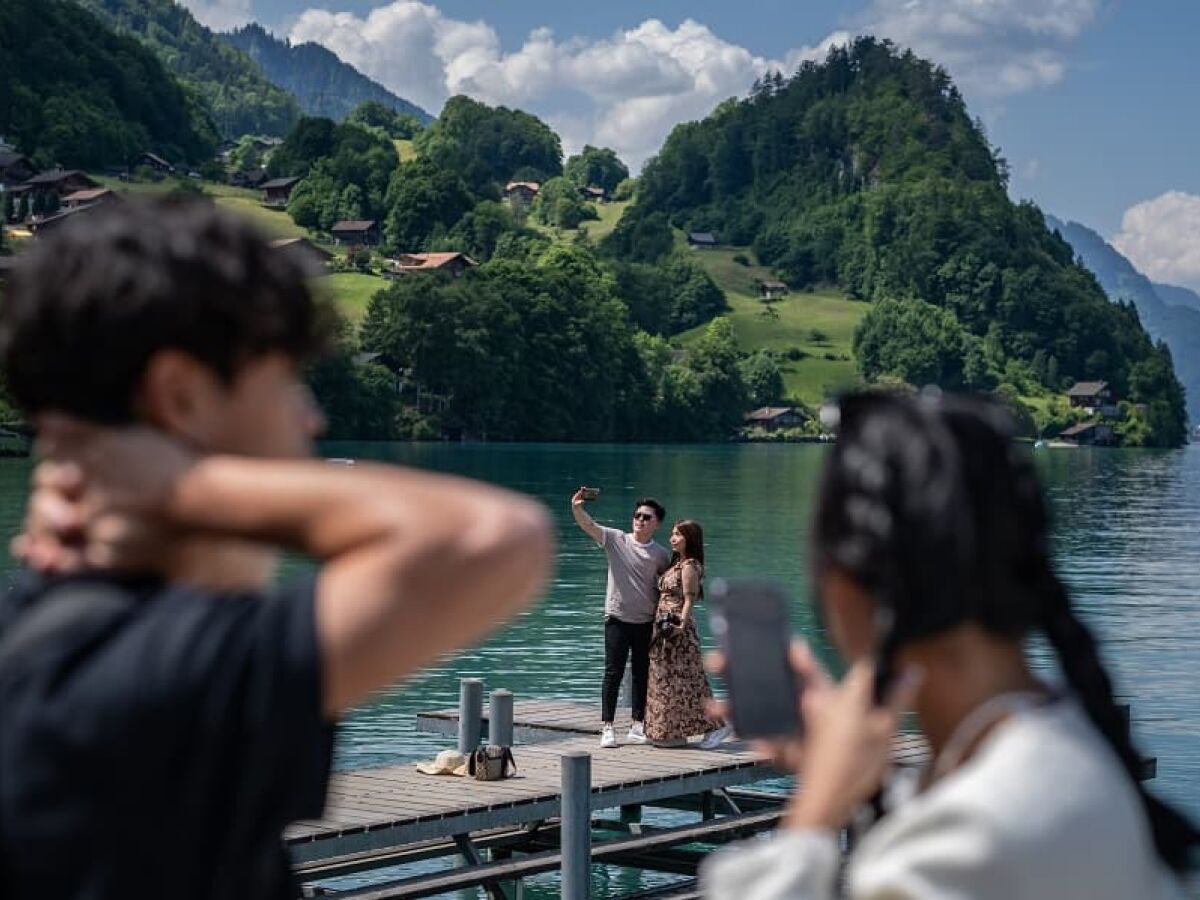 Efeito Netflix: turismo inspirado em série coreana ameaça localidade na  Suíça - Rádio Itatiaia