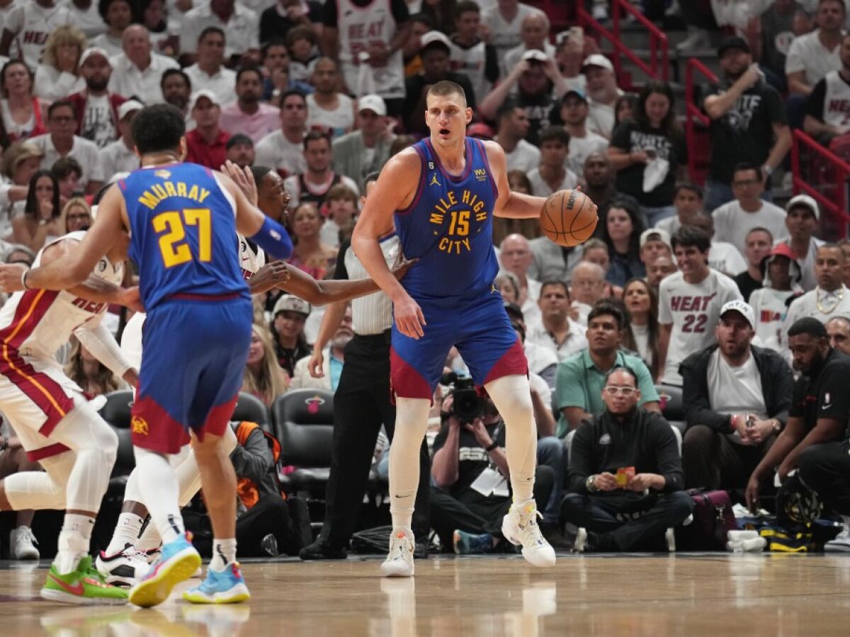 Polêmica na arbitragem da NBA? Lance de Nikola Jokic divide opiniões