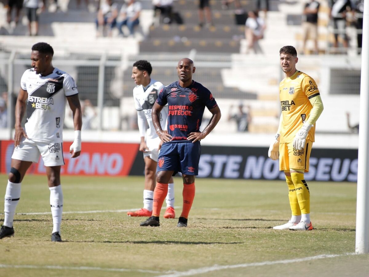 Ponte_Preta - 49 minutos Fim de jogo. A Macaca perdeu pelo placar