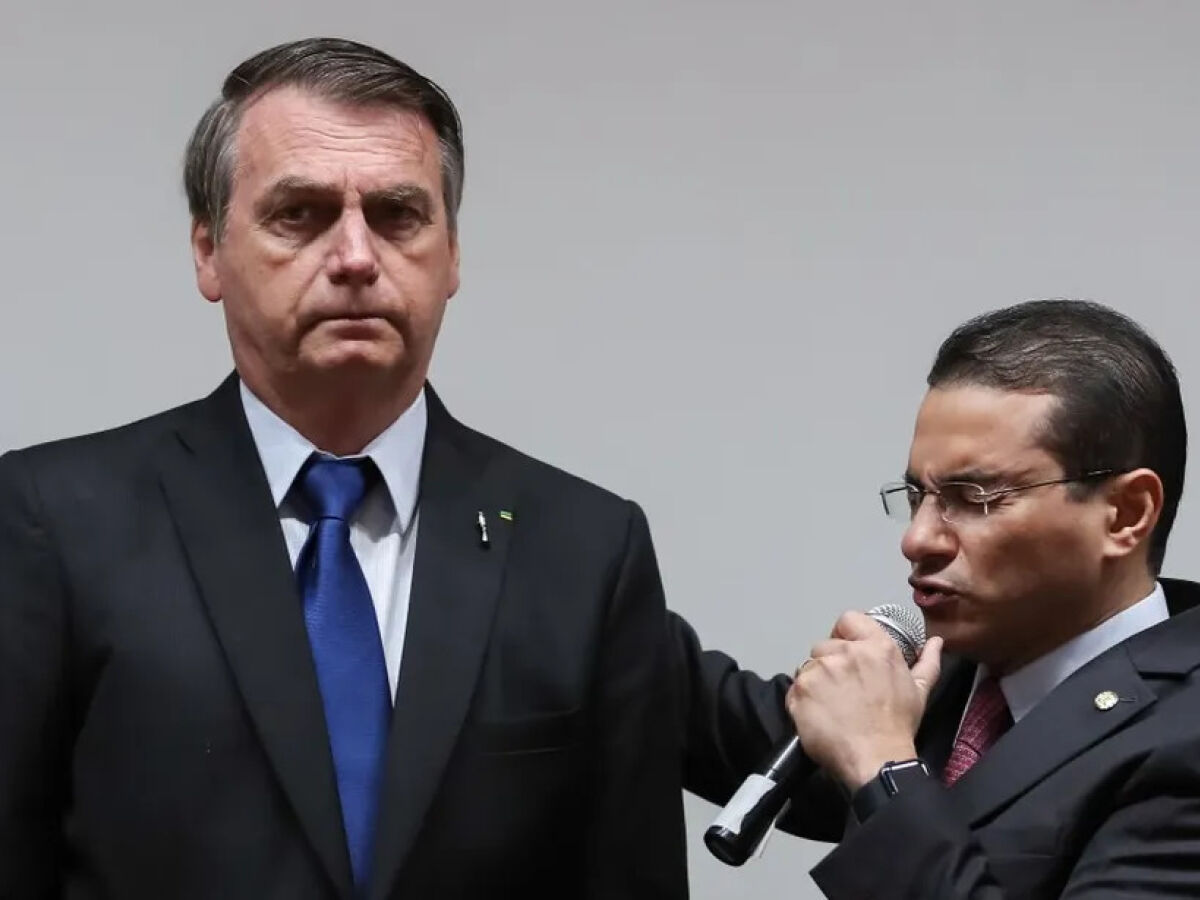 Filho de Jair Bolsonaro sugere criação de série sobre o pai na