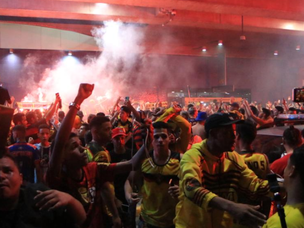 Torcedores festejam no Aeroporto do Recife chegada de Diego Souza