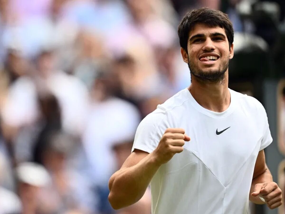 Em jogo de quase 5 horas, Alcaraz supera Djokovic e é campeão de Wimbledon