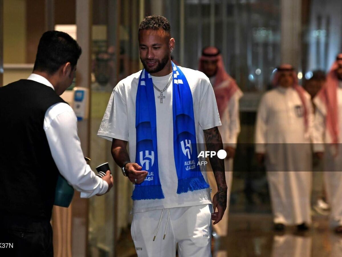 Perfis da Arábia Saudita Colocaram um emoji no crucifixo de Neymar pa