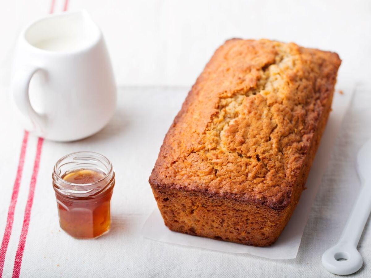 Aprenda a fazer um bolo de banana com canela - Folha PE