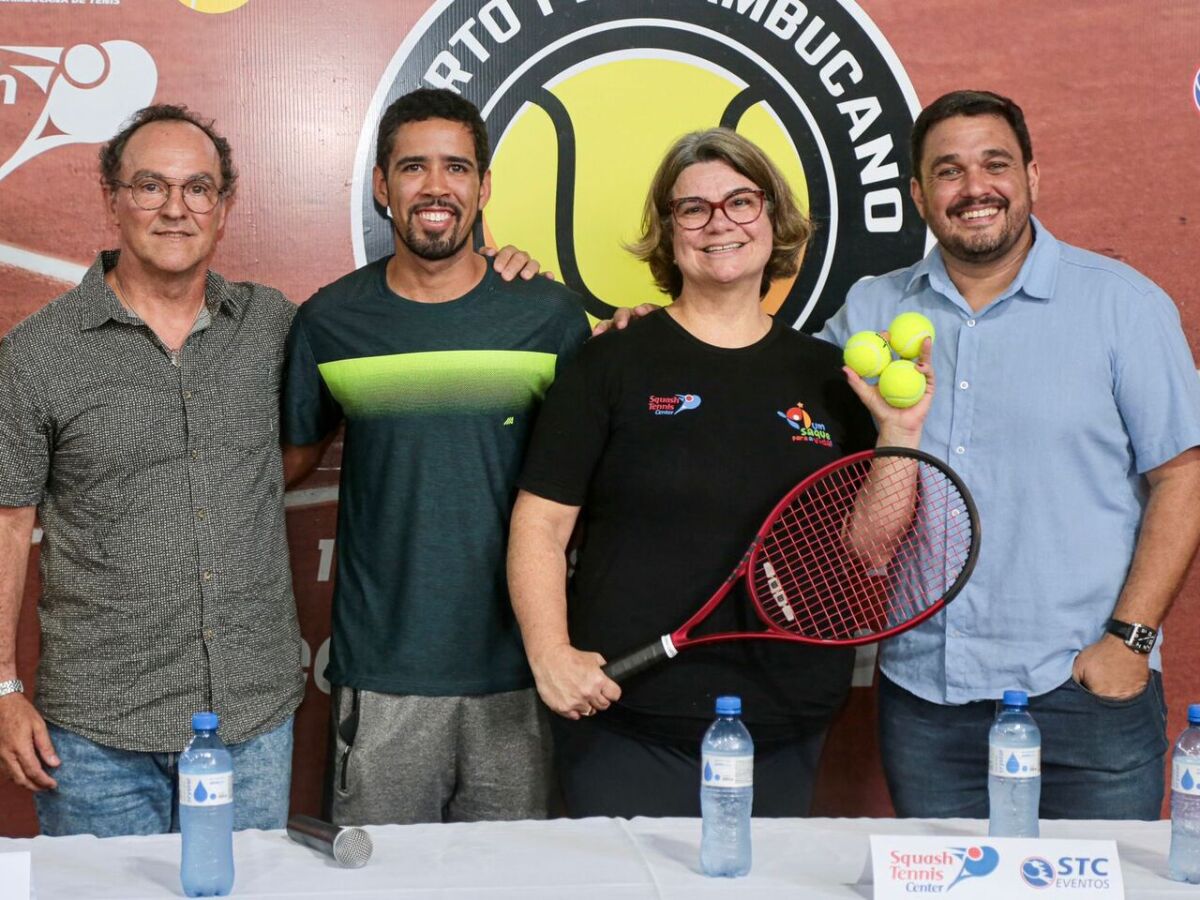 Atleta masculino sério na quadra de tênis para uma competição com