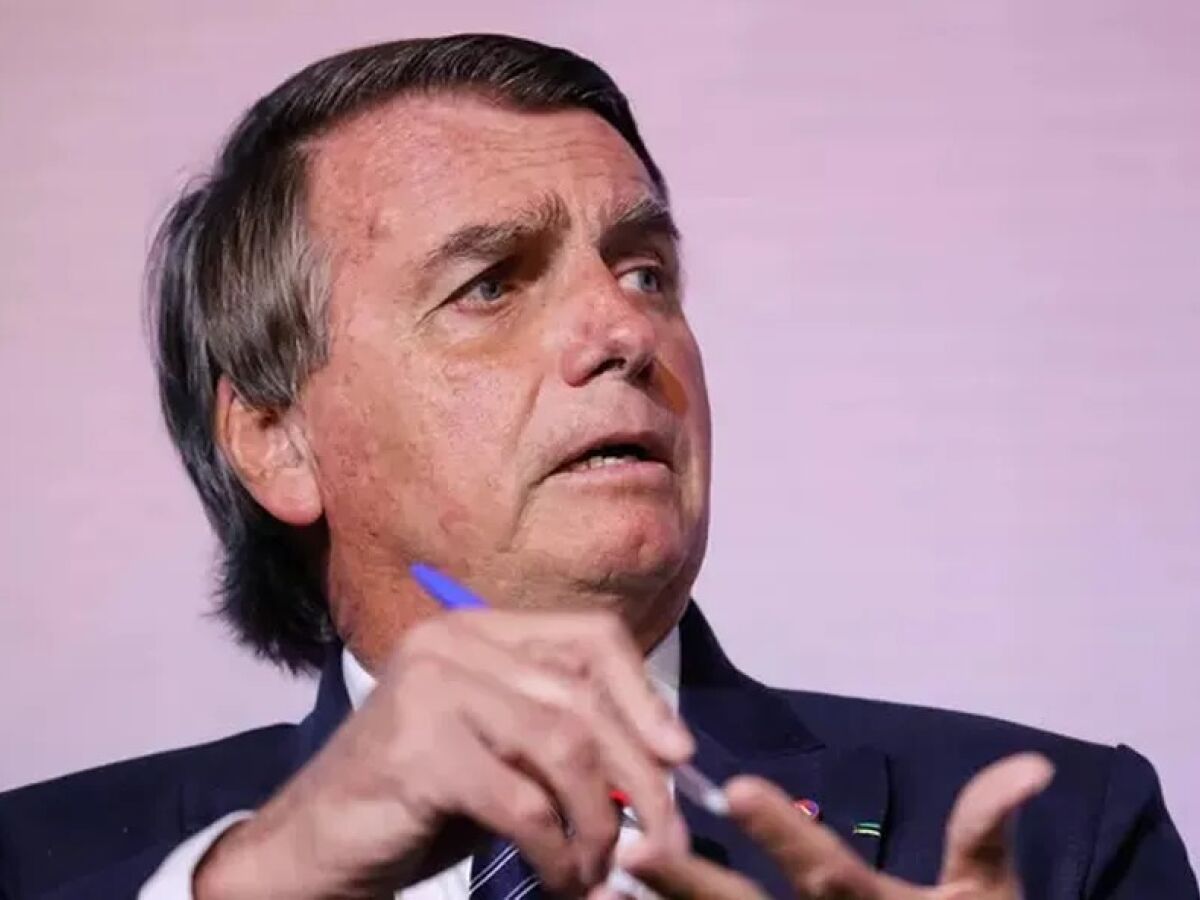 Filho de Jair Bolsonaro sugere criação de série sobre o pai na