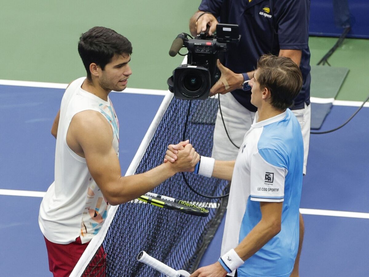 Djokovic sai atrás, mas vira sobre Sérvio Laslo Djere e vai às oitavas do  US Open - Folha PE