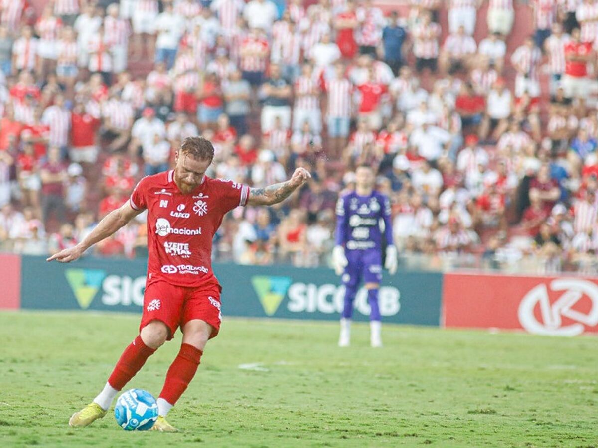 CRB tem oito jogadores e treinador com passagem pelo Vitória