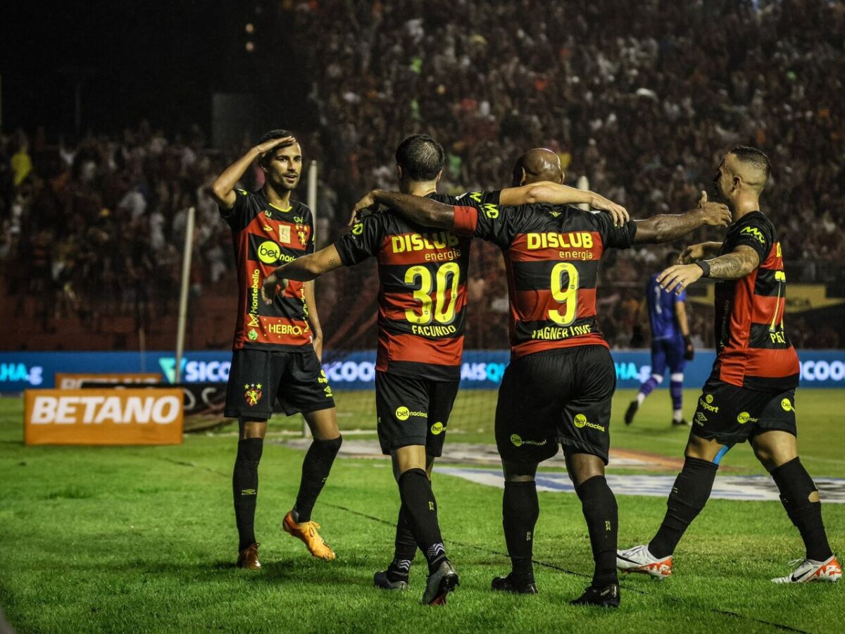 Lucas França sai em defesa dos goleiros do Guarani