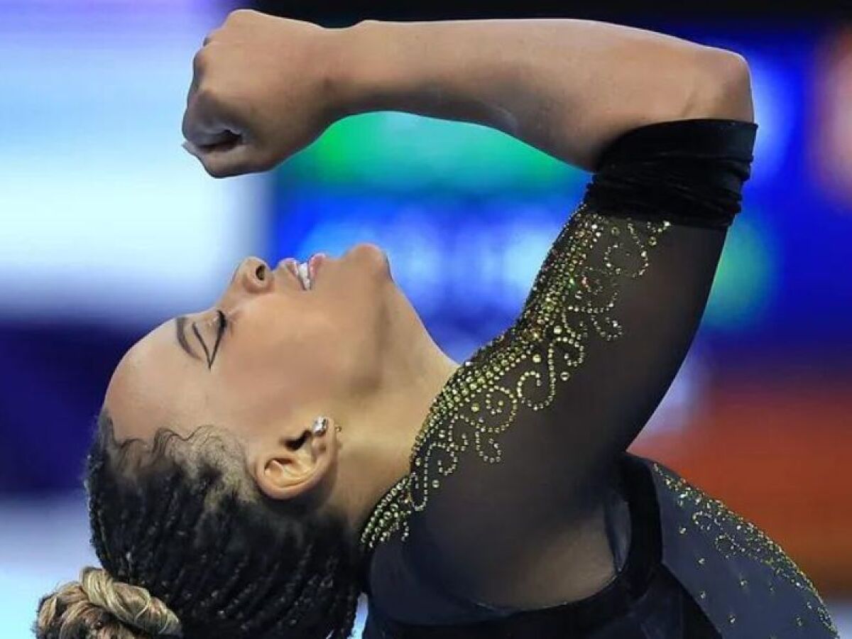 Na Bélgica, Simone Biles entrega coroa para Rebeca Andrade