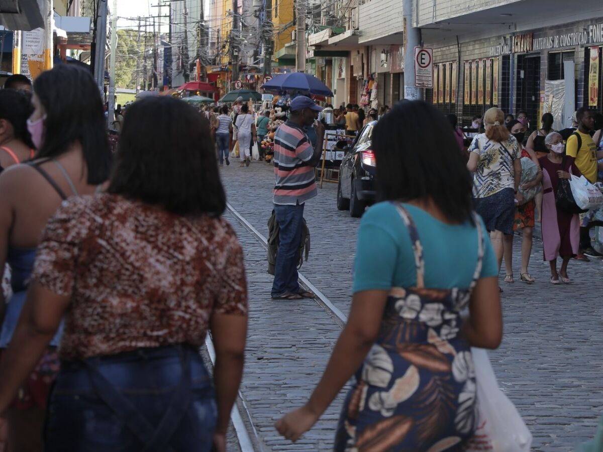 Censo do IBGE mostra um Brasil mais envelhecido e feminino. População com  65 anos ou mais cresceu 57,4%