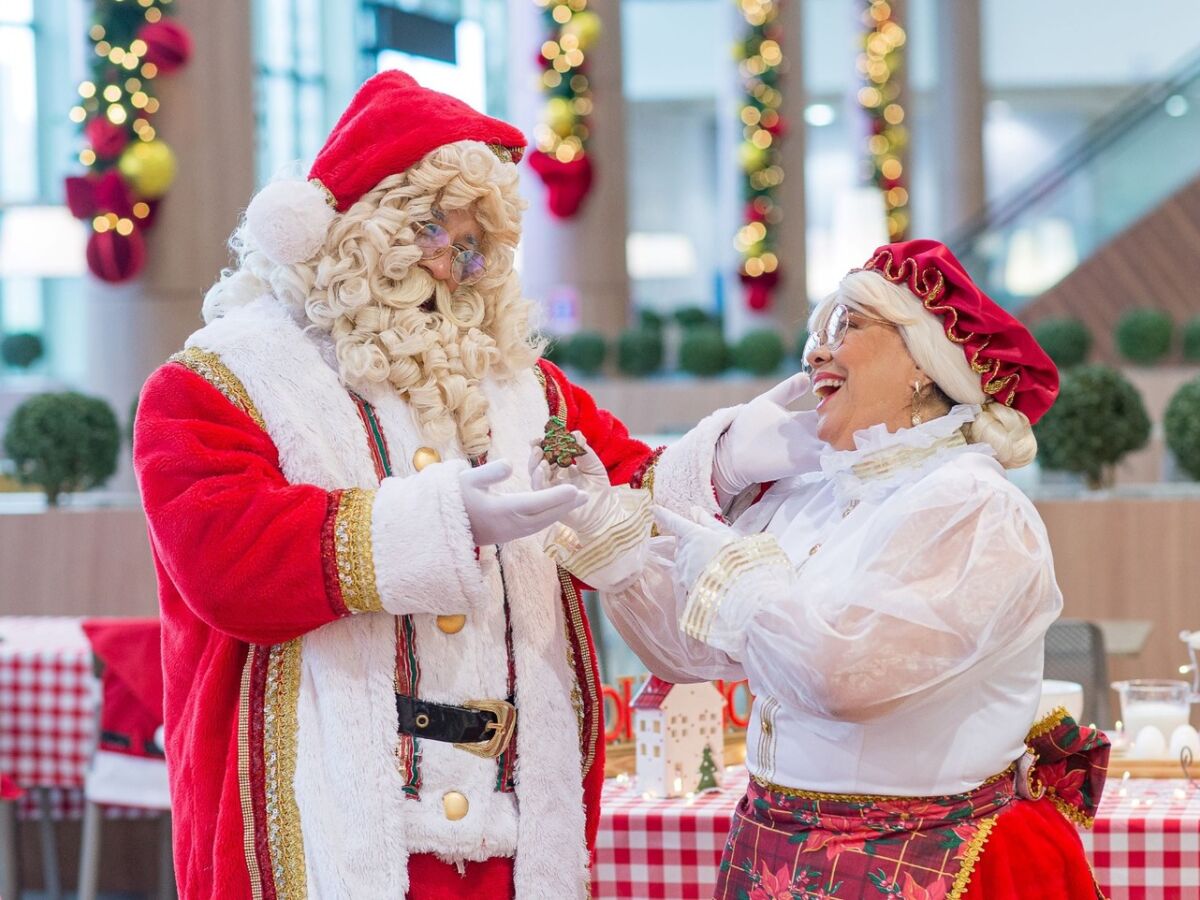 Jogo de labirinto de natal para crianças. ajude o papai noel a encontrar um  caminho para os presentes