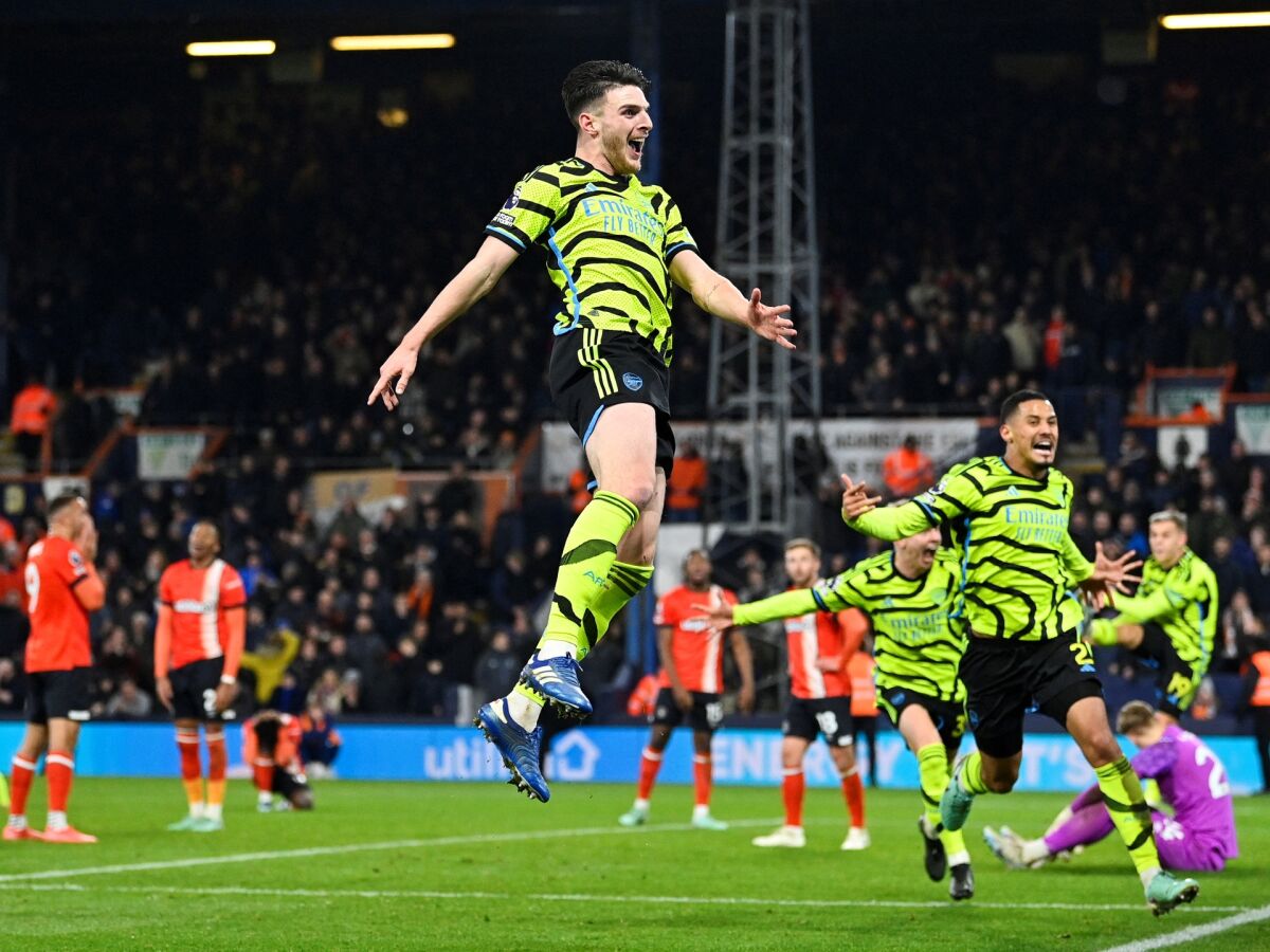 Manchester City vence Luton Town de virada e segue na 4ª posição