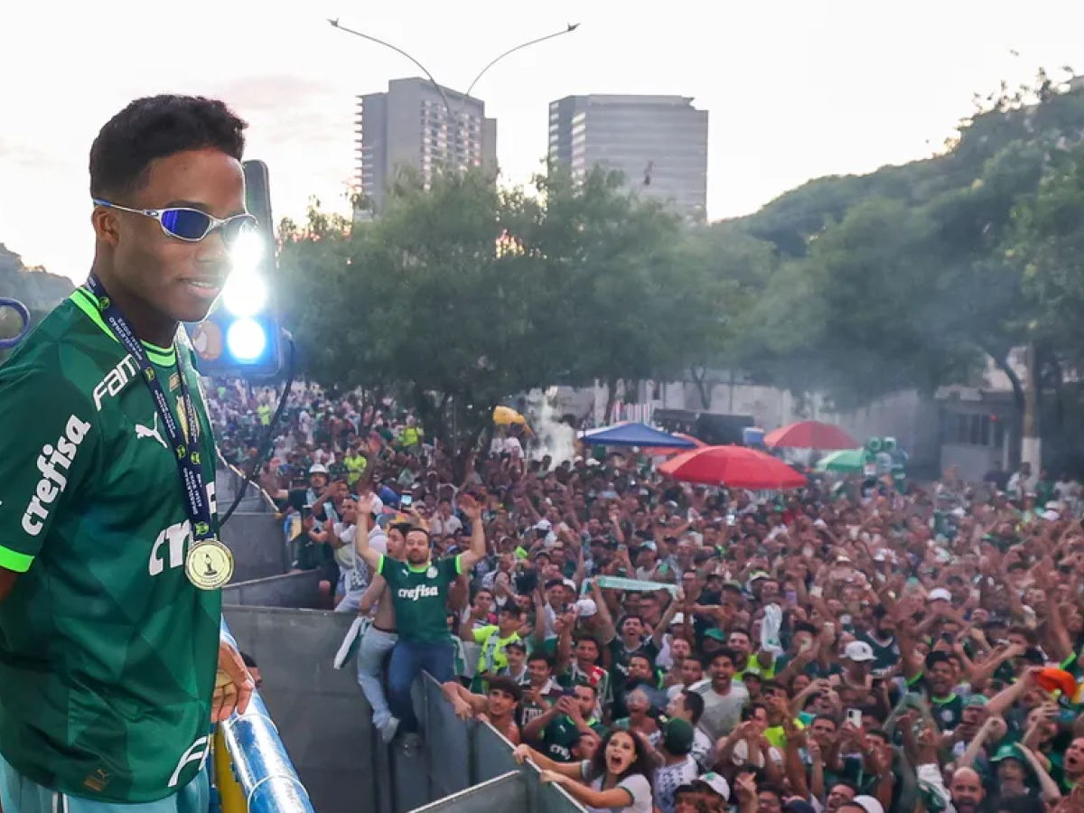 Festa na madrugada: jogadores do Palmeiras são recebidos por torcida no CT