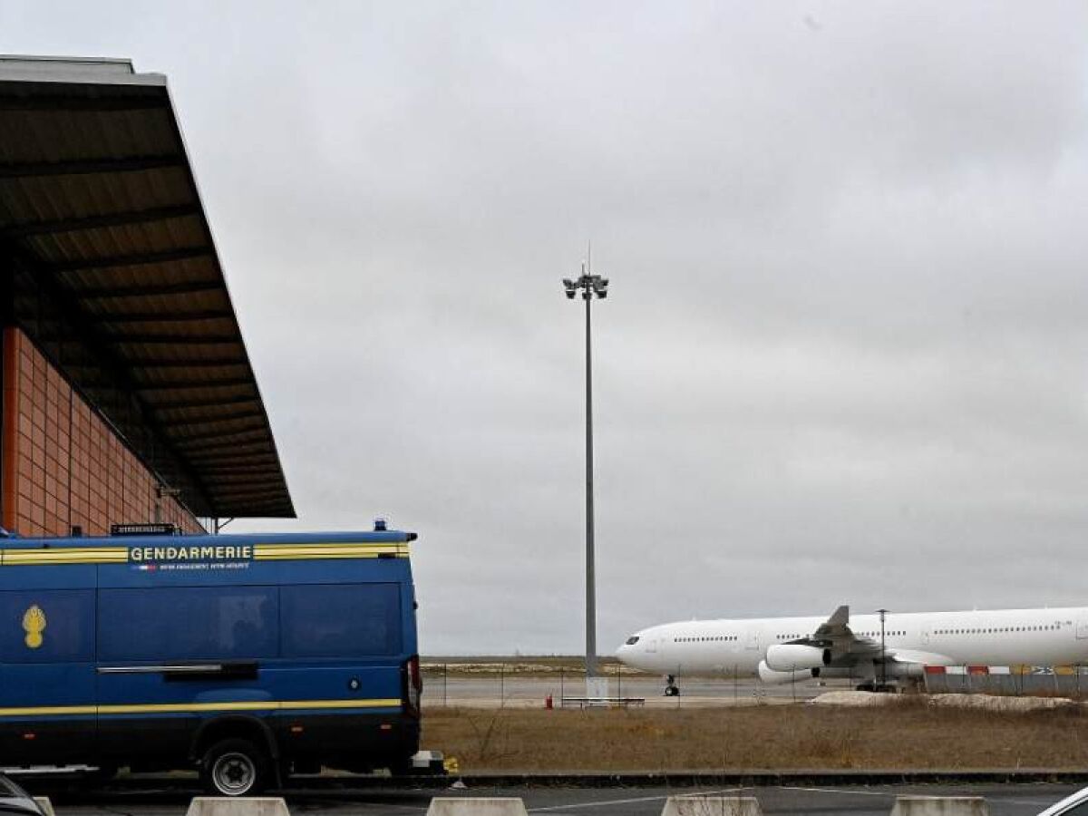 Passageiros que passaram réveillon em avião seguem a NY