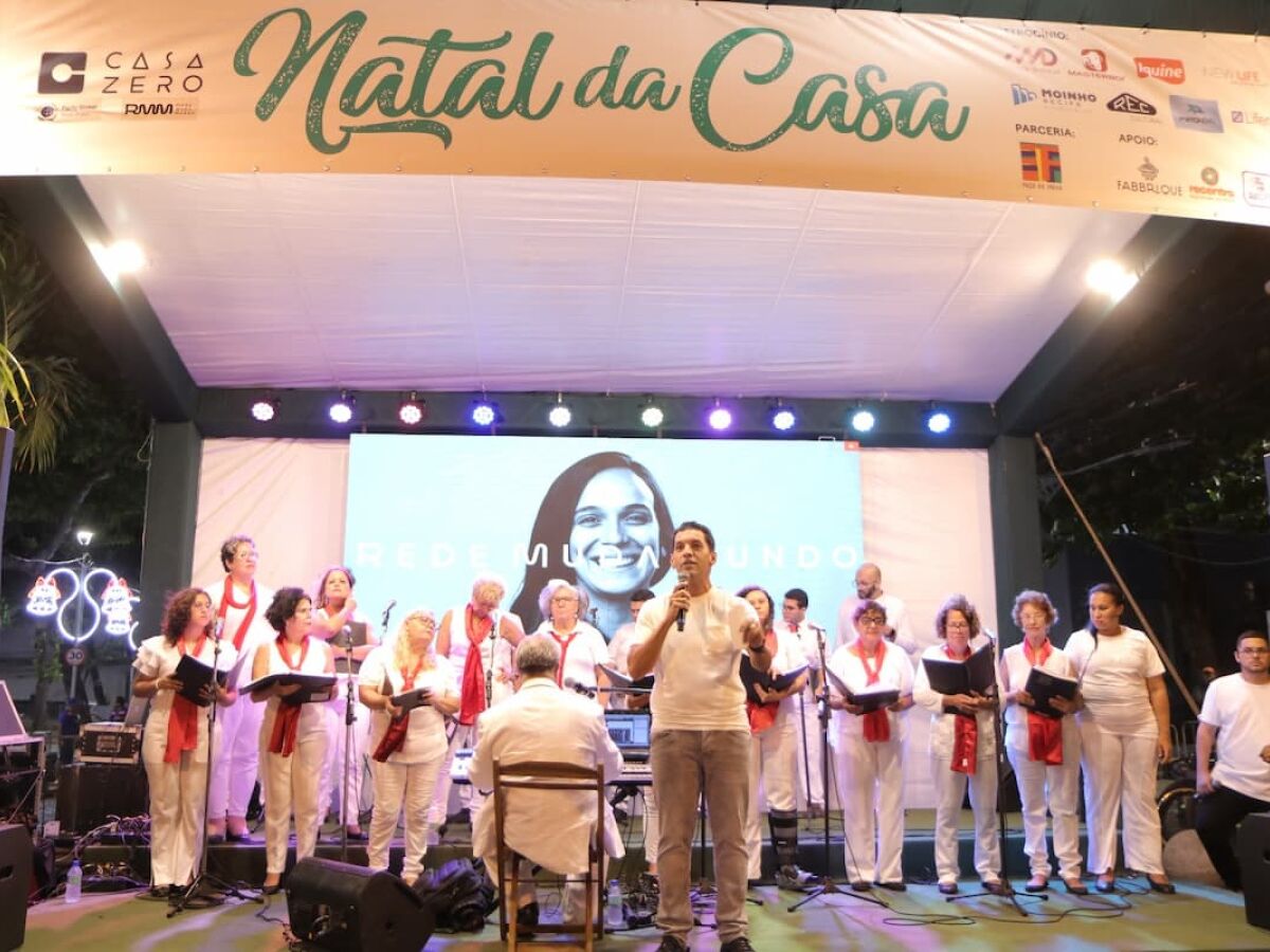 Casa Zero promove Natal Solidário; no palco, Fábio Silva