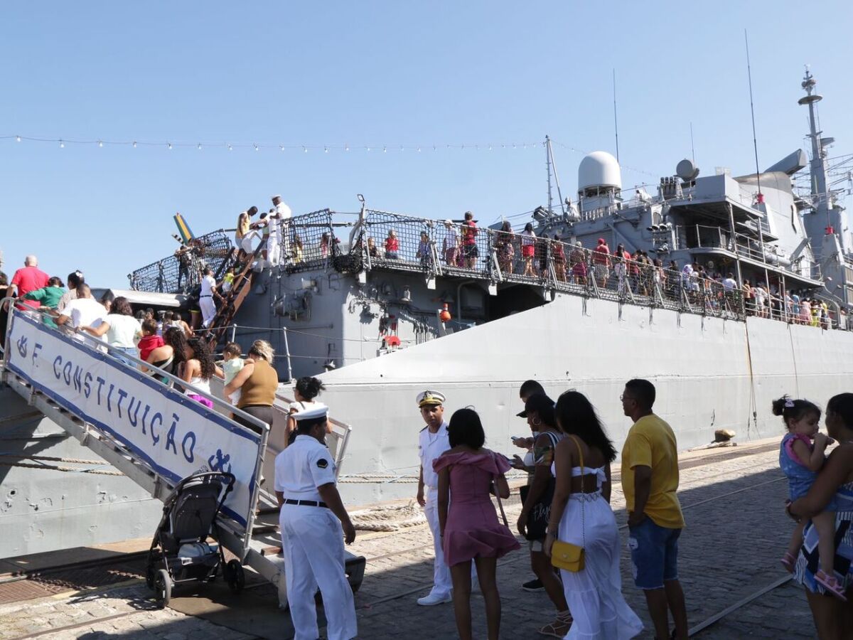 Fragata Constituição da Esquadra Brasileira atrai visitantes, no