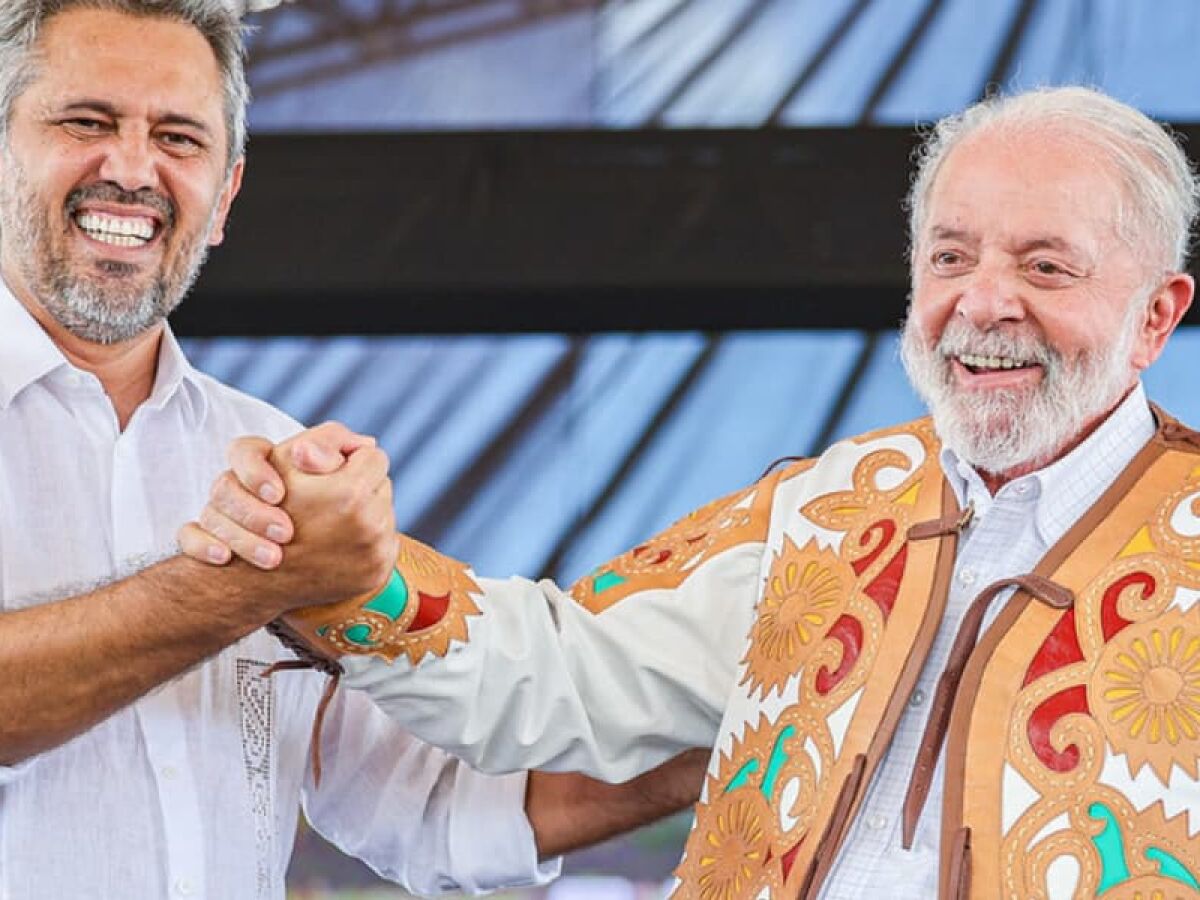 Presidente Lula com o governador do Ceará, Elmano de Freitas, durante a cerimônia de assinatura da ordem de serviço para a implantação do ramal do Salgado e visita às obras da Ferrovia Transnordestina, no distrito Suassurana, em Iguatu (CE)