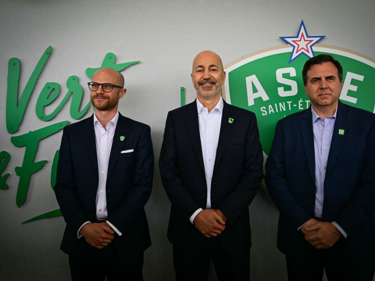 Ivan Gazidis (centro) assume o comando da presidência do Saint-Etienne 