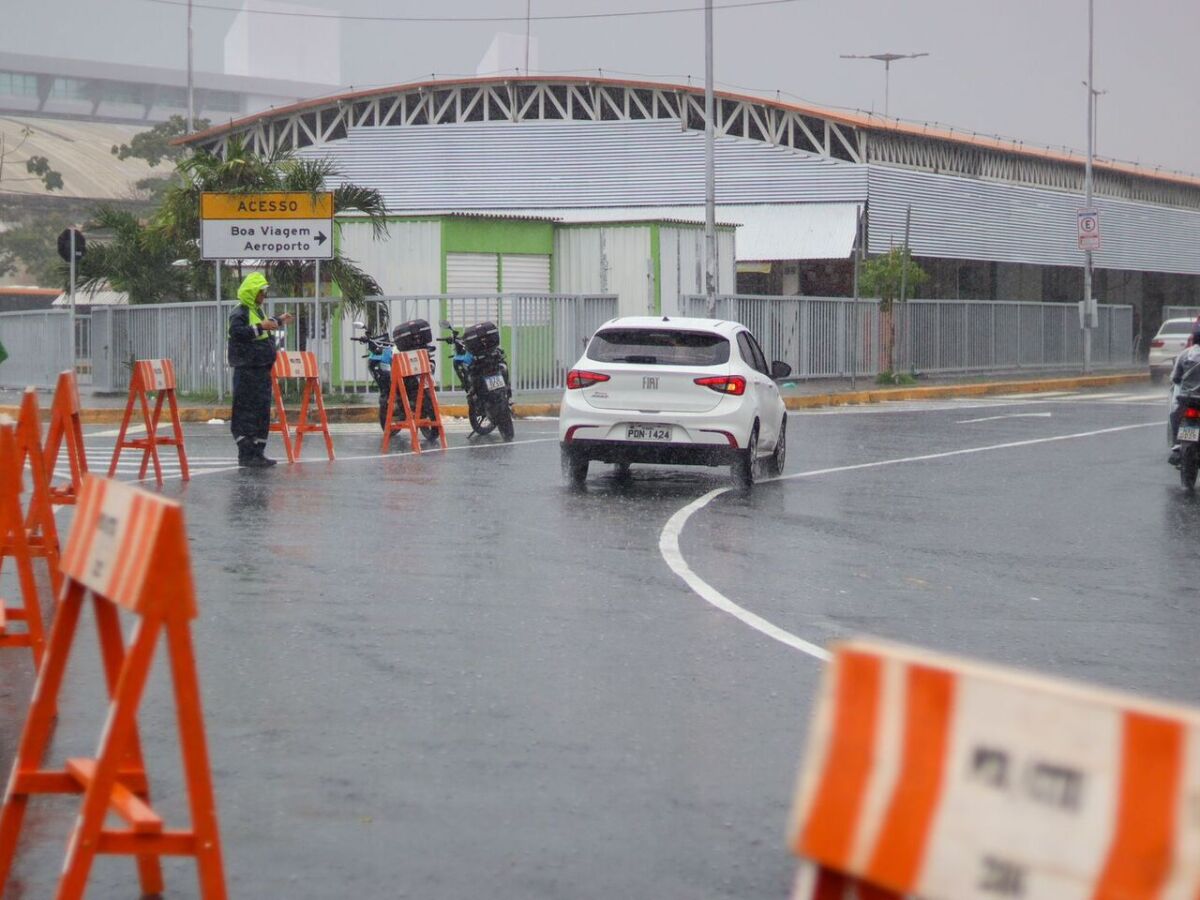 Trânsito flui tranquilamente, no Cais de Santa Rita, centro do Recife, na manhã desta segunda-feira (3)