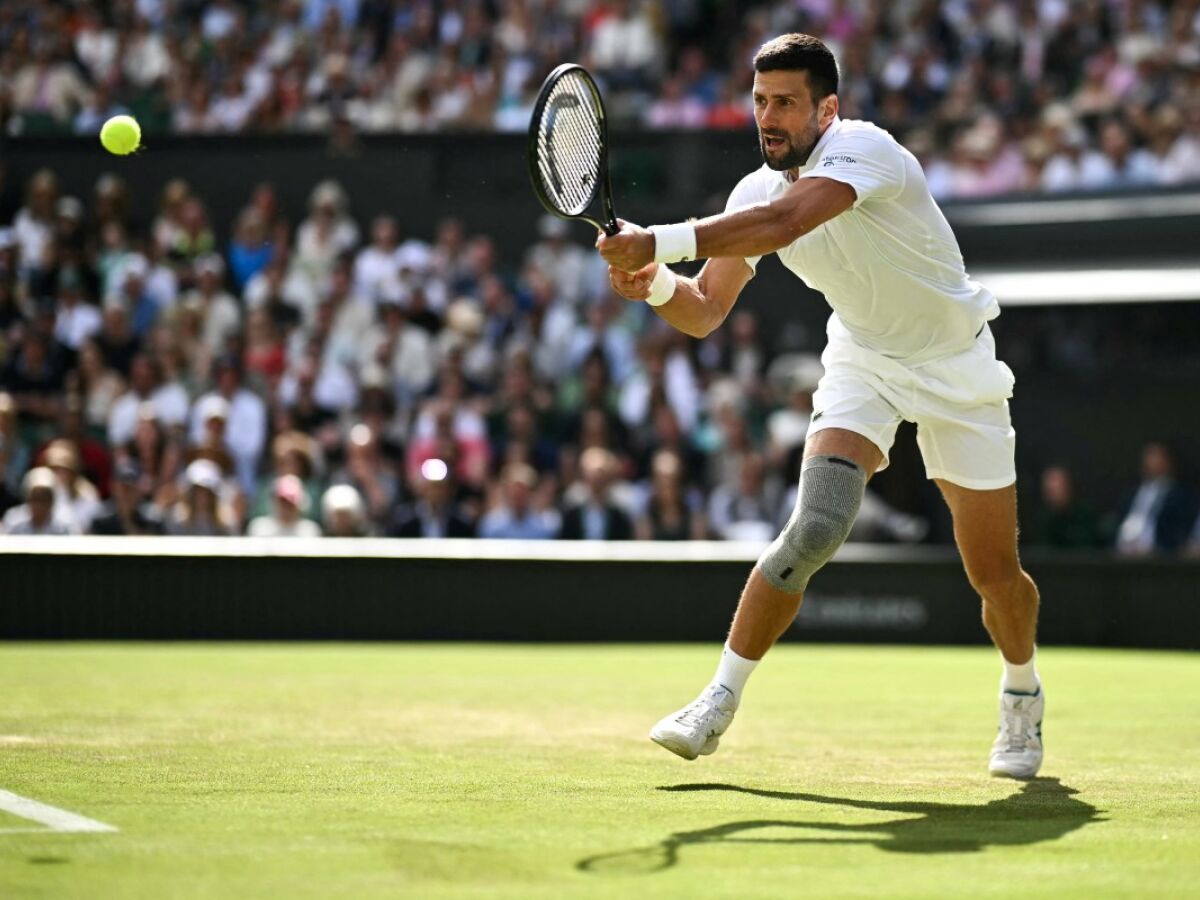 O sérvio Novak Djokovic contra Jacob Feamley, durante a partida de tênis em Wimbledon