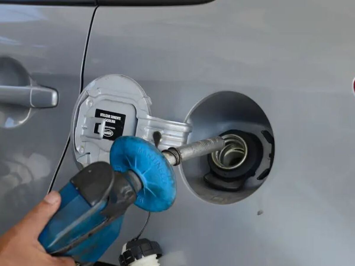 Com petróleo em baixa, Petrobras diz que ainda não há decisão sobre reduções de preços de gasolina e diesel 