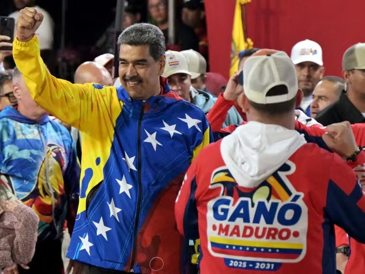 O presidente da Venezuela, Nicolás Maduro, comemora resultado apresentado pelo CNE 