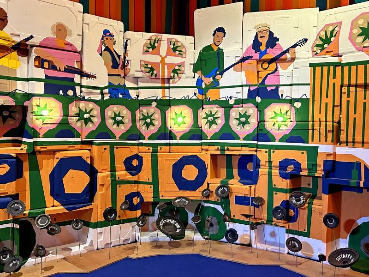 Exposição "Mancha de Dendê Não Sai", que passeia pelo legado de Moraes Moreira, entra em cartaz no Paço do Frevo