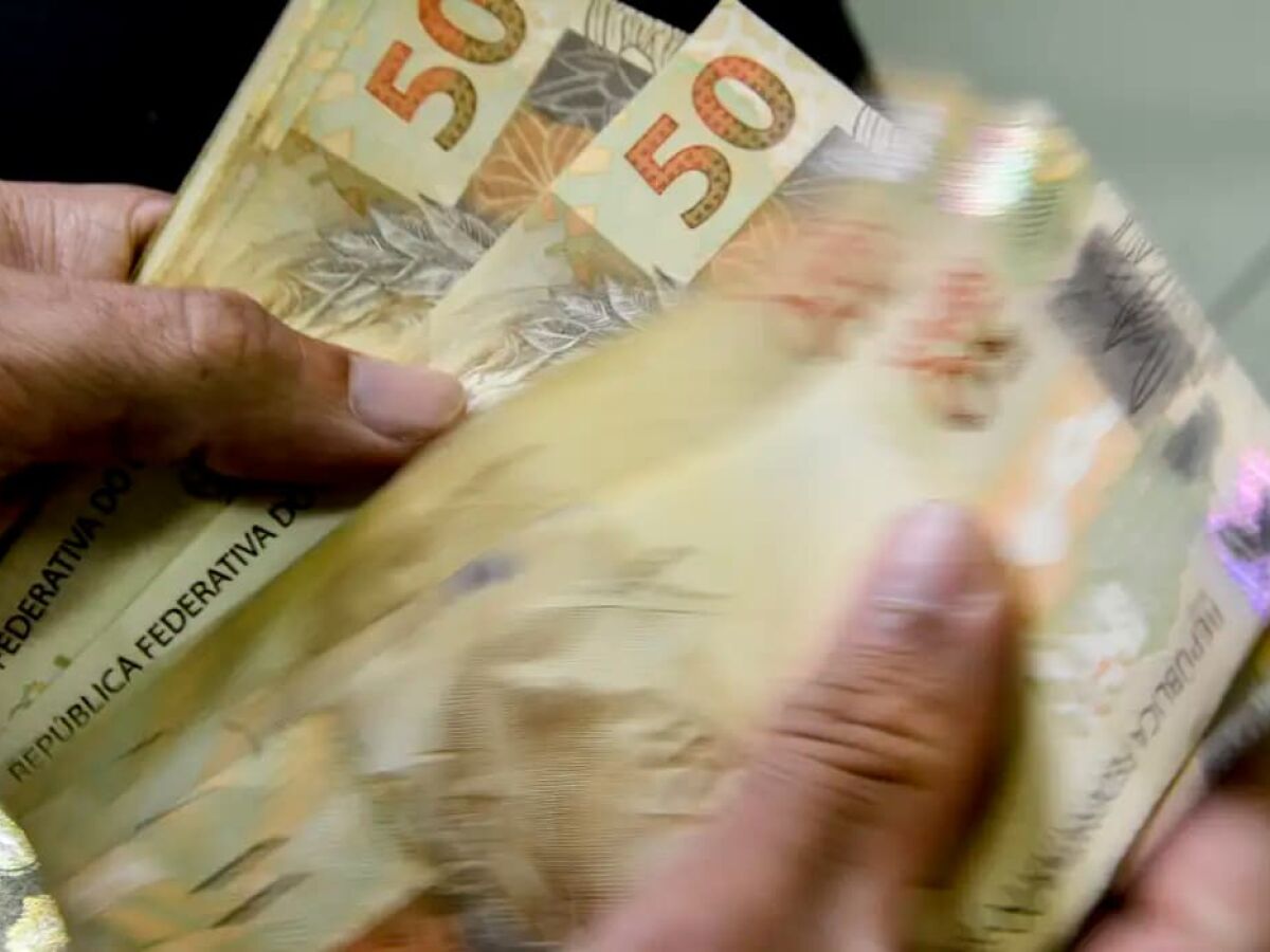 O saque-aniversário do FGTS tem impacto similar na economia ao do programa Bolsa Família